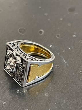Poison Ring with lion face.